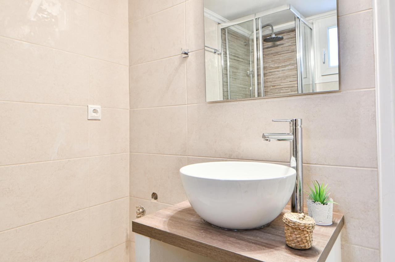 Fresh & Renovated Apartment Next To Metro Station Athens Exterior photo
